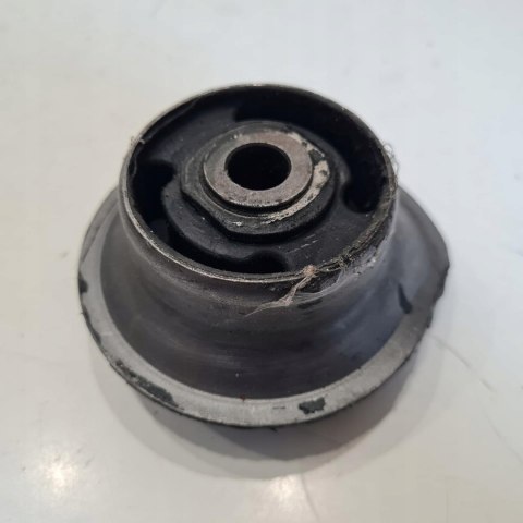 VOLKSWAGEN GOLF III VENTO TULEJA TYLNEJ BELKI 32208