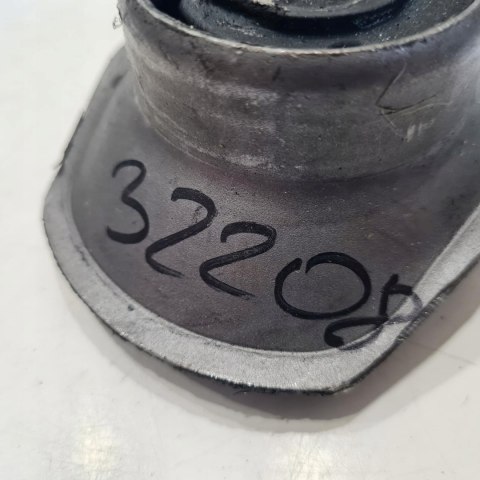 VOLKSWAGEN GOLF III VENTO TULEJA TYLNEJ BELKI 32208