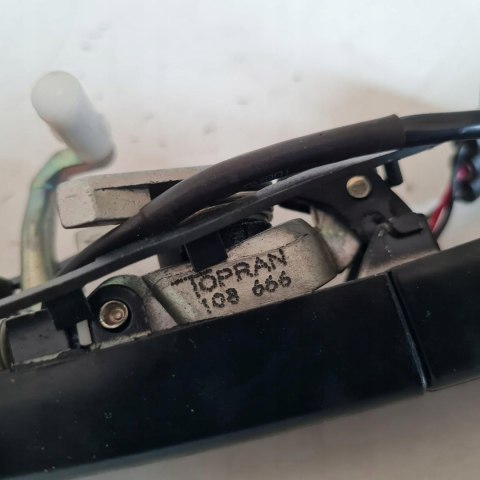 VOLKSWAGEN PASSAT B4 KLAMKA ZEWNĘTRZNA DRZWI TOPRAN 108 666 VOLKSWAGEN PASSAT B4 KLAMKA ZEWNĘTRZNA DRZWI TOPRAN 108 666