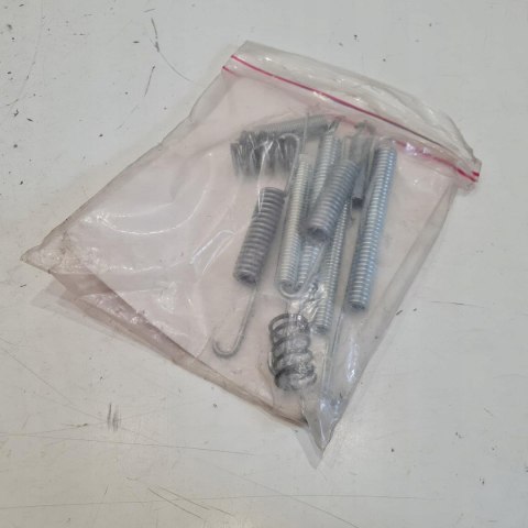 AUDI 80 100 ZESTAW MONTAŻOWY SZCZĘK HAMULCOWYCH QUICK BRAKE 0681 AUDI 80 100 ZESTAW MONTAŻOWY SZCZĘK HAMULCOWYCH QUICK BRAKE 0681