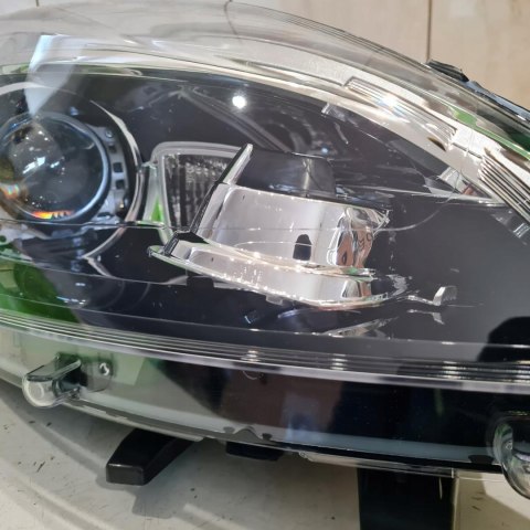 RENAULT SCENIC III LAMPA REFLEKTOR PRAWY VALEO 044768 RENAULT SCENIC III LAMPA REFLEKTOR PRAWY VALEO 044768