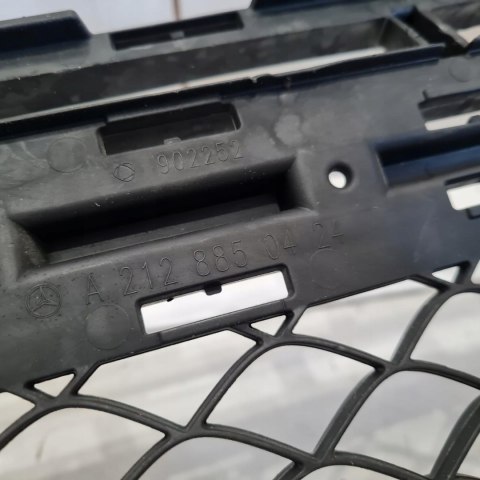 MERCEDES W212 63 AMG KRATKA ZDERZAKA ŚRODKOWA A2128850424