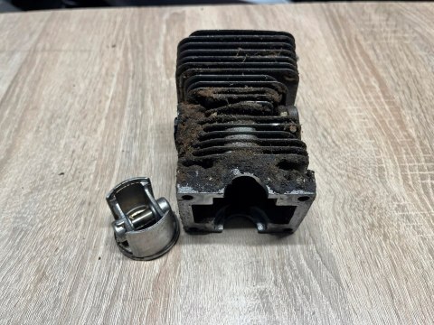 UNIROPA P 390 CYLINDER TŁOK ORYGINAŁ KOMPLET UNIROPA P 390 CYLINDER TŁOK ORYGINAŁ KOMPLET