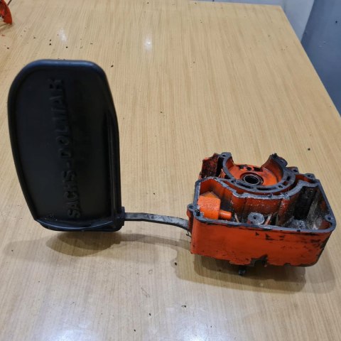 SACHS DOLMAR 108 KARTER OBUDOWA SILNIKA RĄCZKA DŹWIGNIA HAMULCA KPL SACHS DOLMAR 108 KARTER OBUDOWA SILNIKA RĄCZKA DŹWIGNIA HAMULCA KPL