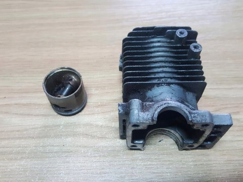 KOMATSU ZENOAH G300T CYLINDER TŁOK ORYGINAŁ KPL KOMATSU ZENOAH G300T CYLINDER TŁOK ORYGINAŁ KPL