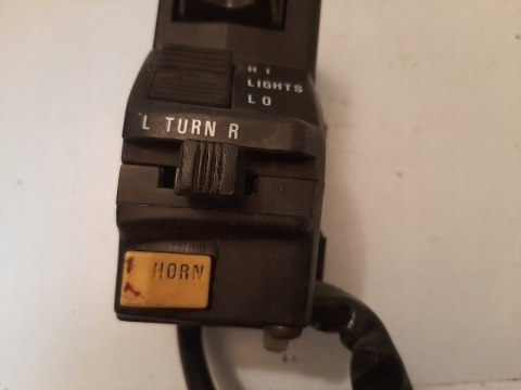 PRZEŁĄCZNIK LEWY SUZUKI GSXF 1100 GV72C 374-13 PRZEŁĄCZNIK LEWY SUZUKI GSXF 1100 GV72C 374-13