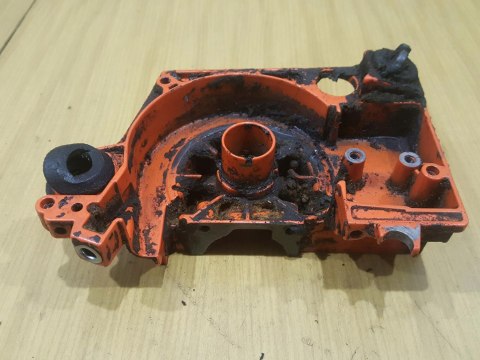 DOLMAR 100 KARTER OBUDOWA SILNIKA KORPUS POŁÓWKA DOLMAR 100 KARTER OBUDOWA SILNIKA KORPUS POŁÓWKA