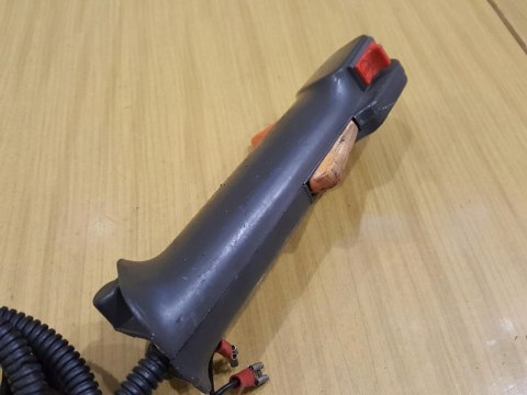 JONSERED GR 2032D RĄCZKA GAZU RĘKOJEŚĆ MANETKA JONSERED GR 2032D RĄCZKA GAZU RĘKOJEŚĆ MANETKA