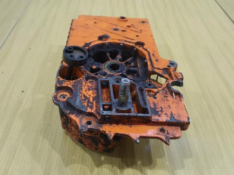 OLEO-MAC 261 KARTER OBUDOWA SILNIKA POŁÓWKA BLOK OLEO-MAC 261 KARTER OBUDOWA SILNIKA POŁÓWKA BLOK
