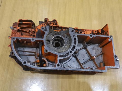 OLEO-MAC 261 KARTER OBUDOWA SILNIKA POŁÓWKA BLOK OLEO-MAC 261 KARTER OBUDOWA SILNIKA POŁÓWKA BLOK
