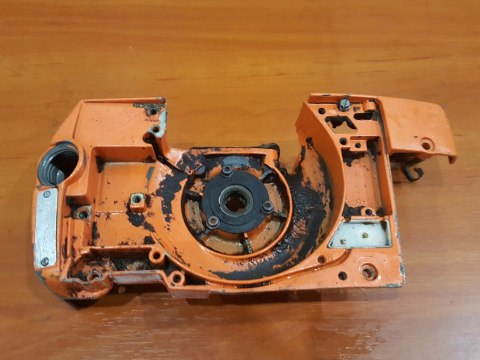 HUSQVARNA 61 KARTER OBUDOWA SILNIKA POŁÓWKA KORPUS HUSQVARNA 61 KARTER OBUDOWA SILNIKA POŁÓWKA KORPUS