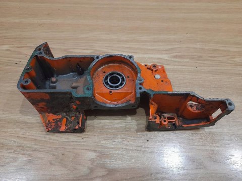 HUSQVARNA 61 KARTER OBUDOWA SILNIKA POŁÓWKA KORPUS HUSQVARNA 61 KARTER OBUDOWA SILNIKA POŁÓWKA KORPUS