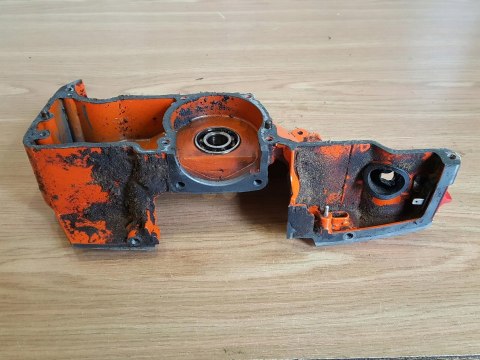 HUSQVARNA 66 KARTER OBUDOWA BLOK SILNIKA POŁÓWKA HUSQVARNA 66 KARTER OBUDOWA BLOK SILNIKA POŁÓWKA