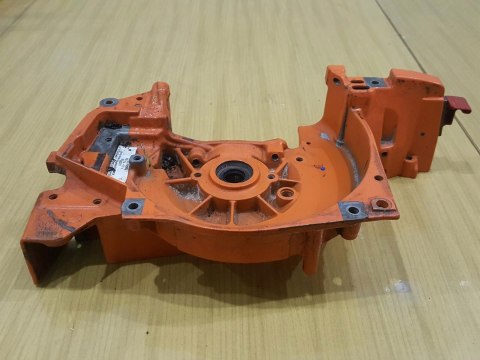 HUSQVARNA K960 KARTER OBUDOWA SILNIKA POŁÓWKA HUSQVARNA K960 KARTER OBUDOWA SILNIKA POŁÓWKA