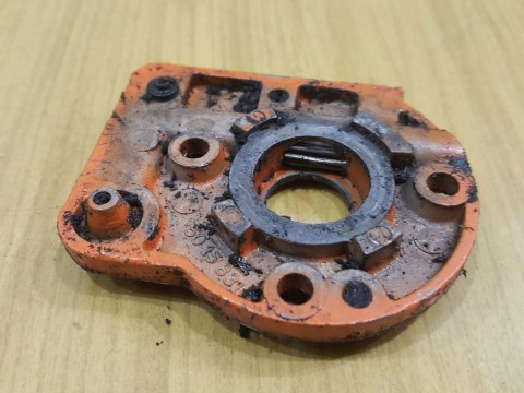 HUSQVARNA 44 POMPA POMPKA OLEJU OLEJOWA HUSQVARNA 44 POMPA POMPKA OLEJU OLEJOWA