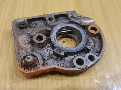 HUSQVARNA 44 POMPA POMPKA OLEJU OLEJOWA HUSQVARNA 44 POMPA POMPKA OLEJU OLEJOWA