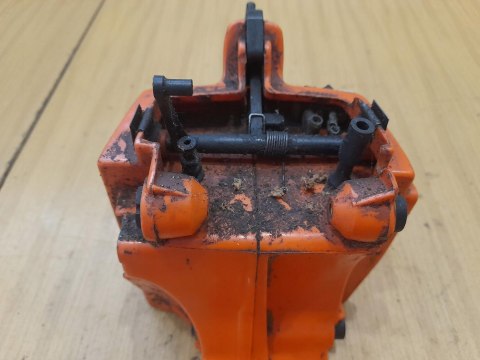 HUSQVARNA 44 RĄCZKA GAZU OBUDOWA ZBIORNIK UCHWYT HUSQVARNA 44 RĄCZKA GAZU OBUDOWA ZBIORNIK UCHWYT