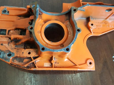 HUSQVARNA 285 CD KARTER OBUDOWA SILNIKA POŁÓWKA HUSQVARNA 285 CD KARTER OBUDOWA SILNIKA POŁÓWKA