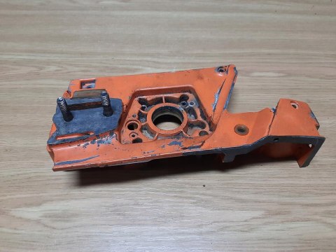 HUSQVARNA 266 SE KARTER OBUDOWA SILNIKA POŁÓWKA HUSQVARNA 266 SE KARTER OBUDOWA SILNIKA POŁÓWKA