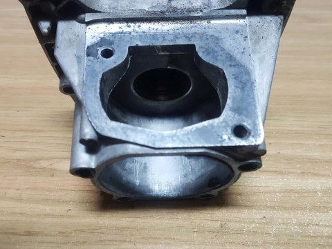 HUSQVARNA 132 HBV KARTER OBUDOWA SILNIKA KORPUS HUSQVARNA 132 HBV KARTER OBUDOWA SILNIKA KORPUS