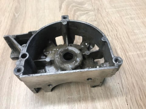 HUSQVARNA 135R KARTER OBUDOWA SILNIKA KORPUS HUSQVARNA 135R KARTER OBUDOWA SILNIKA KORPUS