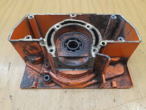 HUSQVARNA 140 R KARTER OBUDOWA SILNIKA KORPUS HUSQVARNA 140 R KARTER OBUDOWA SILNIKA KORPUS