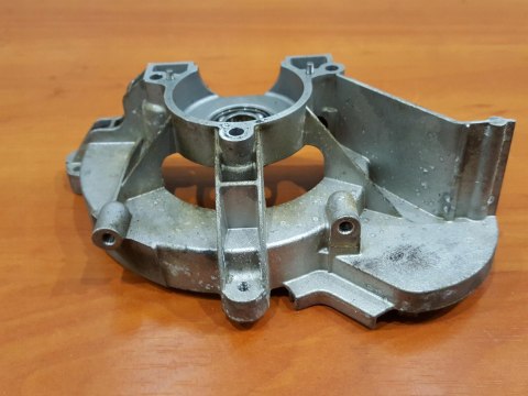 HUSQVARNA 122 C KARTER OBUDOWA SILNIKA POŁÓWKA HUSQVARNA 122 C KARTER OBUDOWA SILNIKA POŁÓWKA