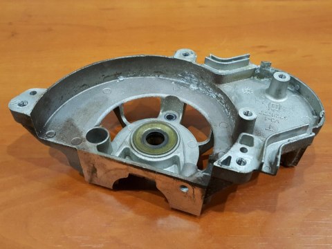 HUSQVARNA 122 C KARTER OBUDOWA SILNIKA POŁÓWKA HUSQVARNA 122 C KARTER OBUDOWA SILNIKA POŁÓWKA