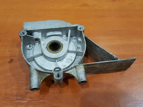 HUSQVARNA 122 C KARTER OBUDOWA SILNIKA POŁÓWKA HUSQVARNA 122 C KARTER OBUDOWA SILNIKA POŁÓWKA