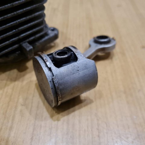 SOLO 125 CYLINDER TŁOK ORYGINAŁ KOMPLET SOLO 125 CYLINDER TŁOK ORYGINAŁ KOMPLET