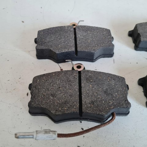 FIAT CROMA 85-88 KLOCKI HAMULCOWE KPL BENDIX 571426B FIAT CROMA 85-88 KLOCKI HAMULCOWE KPL BENDIX 571426B