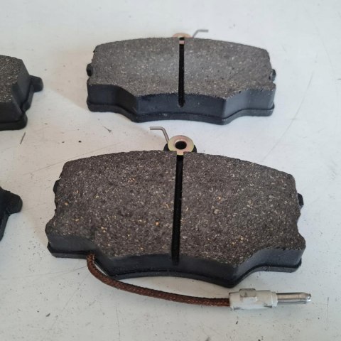 FIAT CROMA 85-88 KLOCKI HAMULCOWE KPL BENDIX 571426B FIAT CROMA 85-88 KLOCKI HAMULCOWE KPL BENDIX 571426B