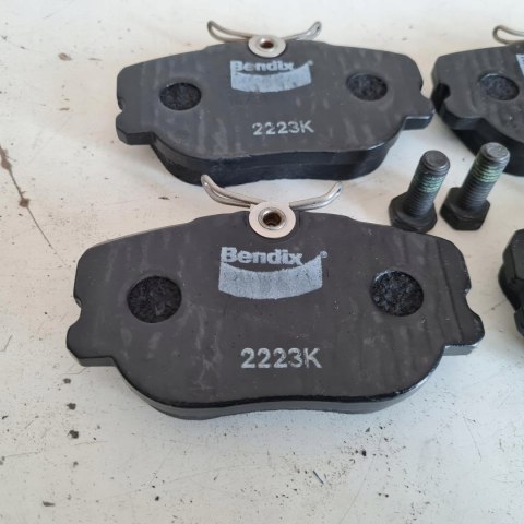 VOLVO 480 KLOCKI HAMULCOWE KPL BENDIX 571415B VOLVO 480 KLOCKI HAMULCOWE KPL BENDIX 571415B