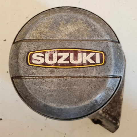 SUZUKI GT 380 POKRYWA OSŁONA KAPA DEKIEL OBUDOWA