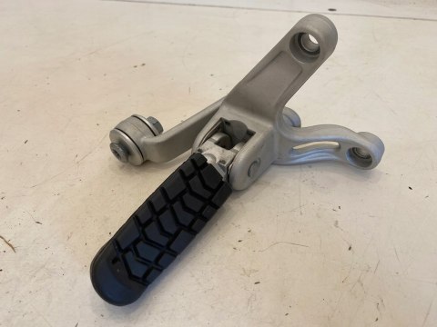 KTM DUKE 690 13' SET PODNÓŻEK PRAWY PASAŻERA