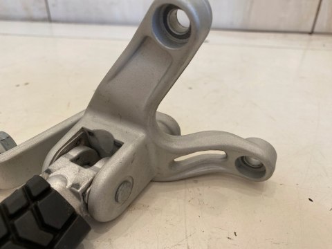 KTM DUKE 690 13' SET PODNÓŻEK PRAWY PASAŻERA