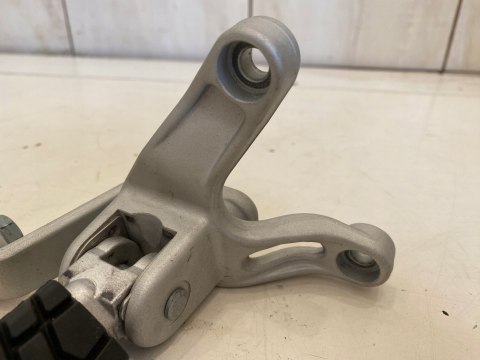 KTM DUKE 690 13' SET PODNÓŻEK PRAWY PASAŻERA