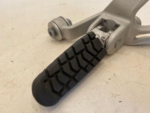 KTM DUKE 690 13' SET PODNÓŻEK PRAWY PASAŻERA