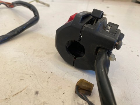 SUZUKI RF 900 R 94-99 900R PRZEŁĄCZNIK ŚWIATEŁ WŁĄCZNIK STARTER SUZUKI RF 900 R 94-99 900R PRZEŁĄCZNIK ŚWIATEŁ WŁĄCZNIK STARTER