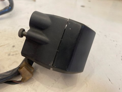 SUZUKI RF 900 R 94-99 900R PRZEŁĄCZNIK ŚWIATEŁ WŁĄCZNIK STARTER SUZUKI RF 900 R 94-99 900R PRZEŁĄCZNIK ŚWIATEŁ WŁĄCZNIK STARTER