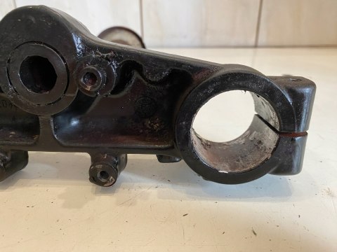 CAGIVA W8 125 PÓŁKA DOLNA ZAWIESZENIA AMORTYZATORÓW