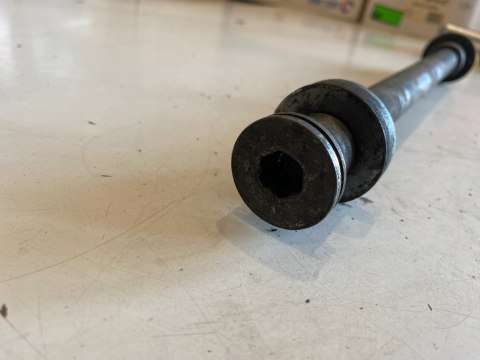 YAMAHA FZS FAZER 1000 OŚ OŚKA SZPILKA KOŁA