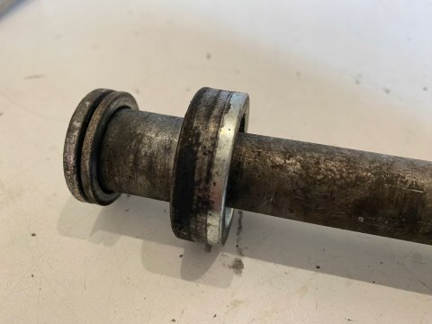 YAMAHA FZS FAZER 1000 OŚ OŚKA SZPILKA KOŁA