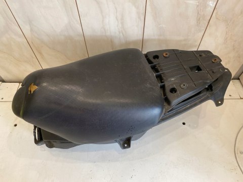 APRILIA SR 50 LC SIEDZENIE FOTEL KANAPA BAGAŻNIK KUFER APRILIA SR 50 LC SIEDZENIE FOTEL KANAPA BAGAŻNIK KUFER