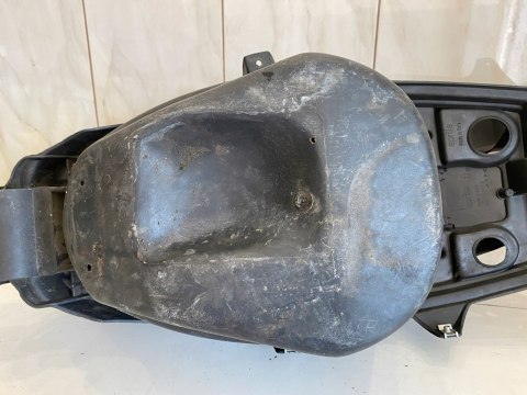 APRILIA SR 50 LC SIEDZENIE FOTEL KANAPA BAGAŻNIK KUFER APRILIA SR 50 LC SIEDZENIE FOTEL KANAPA BAGAŻNIK KUFER
