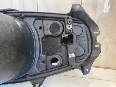 APRILIA SR 50 LC SIEDZENIE FOTEL KANAPA BAGAŻNIK KUFER APRILIA SR 50 LC SIEDZENIE FOTEL KANAPA BAGAŻNIK KUFER