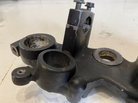 HONDA CRM 50 PÓŁKA GÓRNA ZAWIESZENIA AMORTYZATORÓW