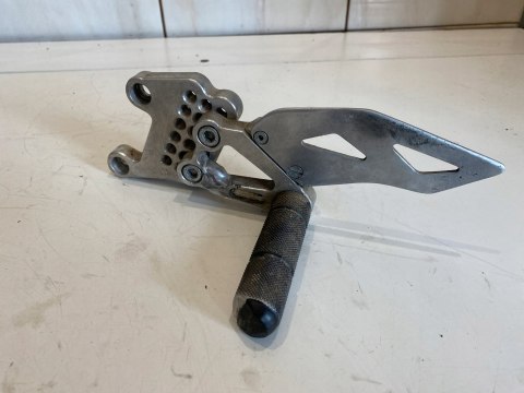 HONDA CBR 1000RR SC57 04-07 LEWY SET KIEROWCY PODNÓŻEK AKCESORYJNY