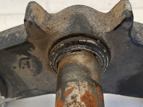 PEUGEOT XP 50 PÓŁKA DOLNA ZAWIESZENIA AMORTYZATORÓW