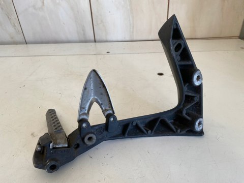 TRIUMPH SPRINT 1050 ST 05-10 SET PODNÓŻEK PASAŻERA LEWY